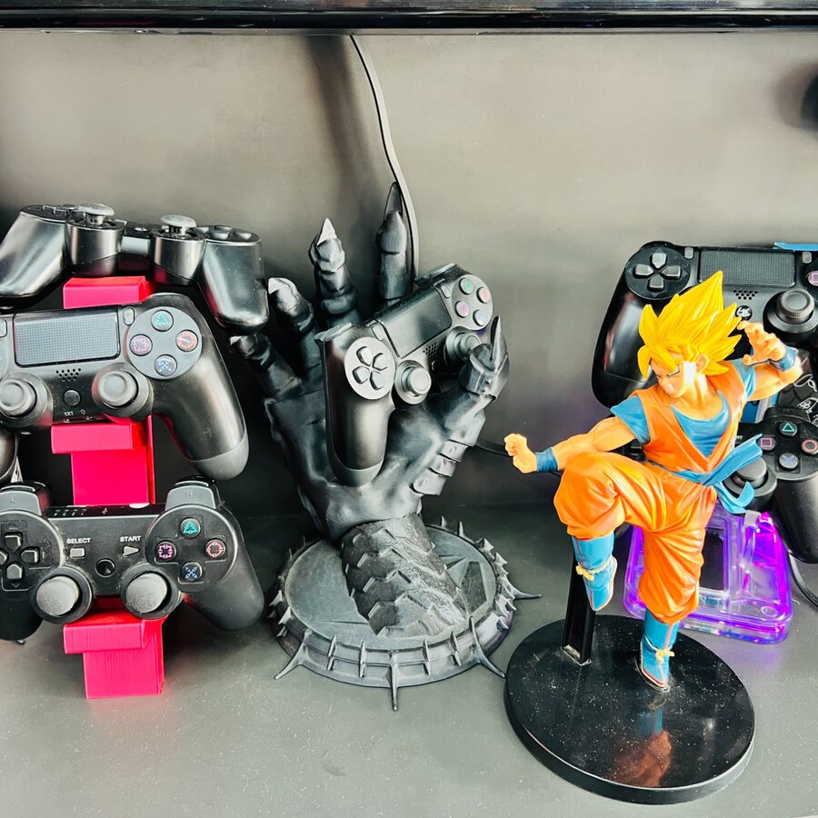 Controles PS4 e action figures Dragon Ball